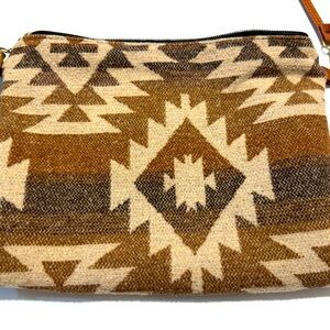 Native design women’s crossbody small bag.
Brown with tan